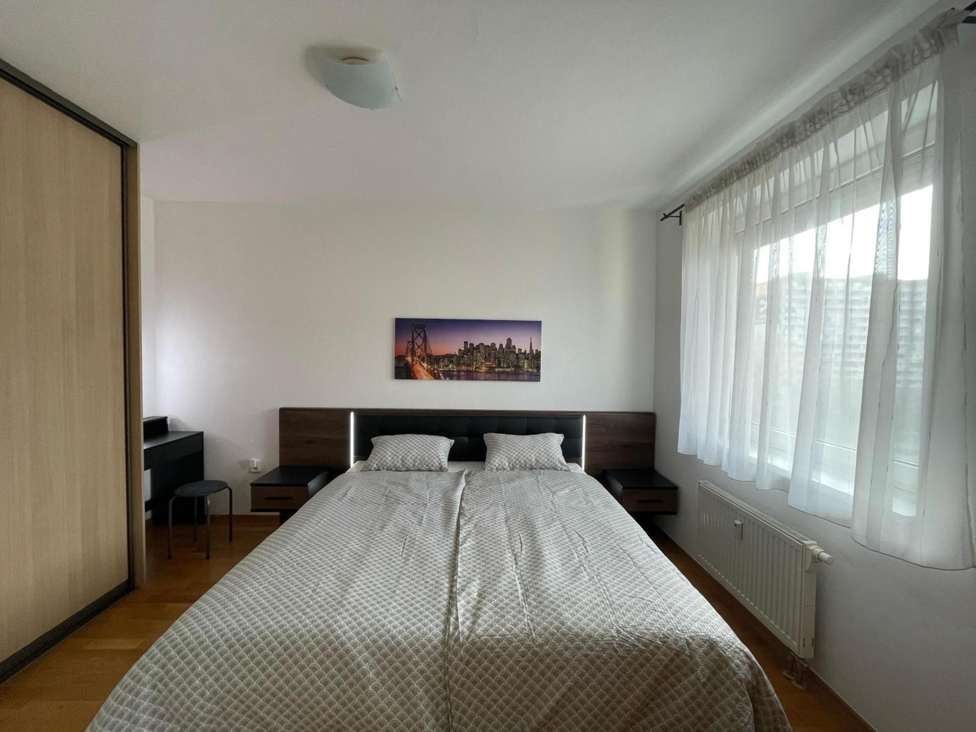3-bedroom With Views And Free Parking *